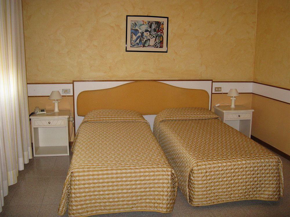 Hotel Faro Montichiari Exteriör bild